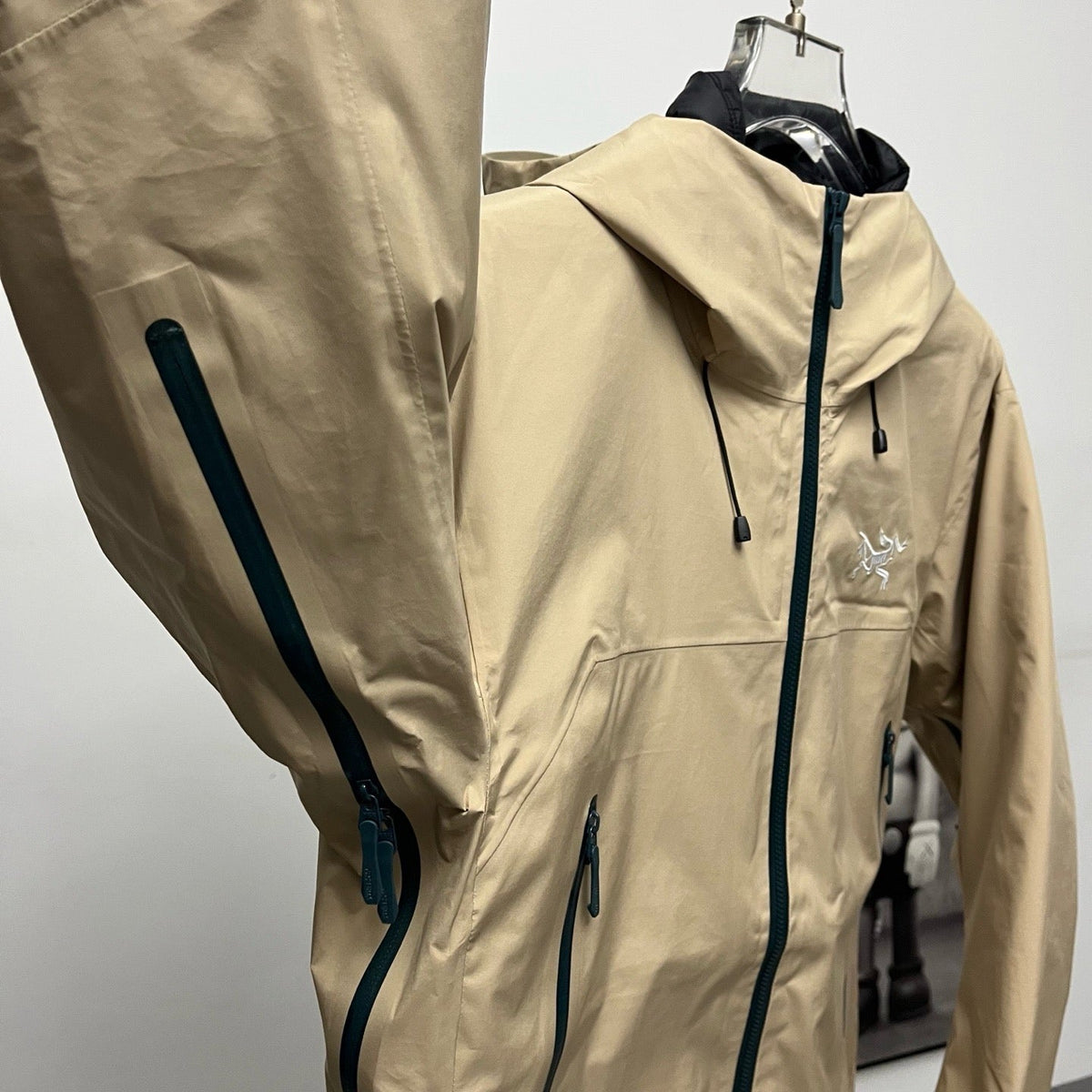 Arc'teryx 3-in-1 Hooded Down Jacket | Winter Layering System Light Khaki